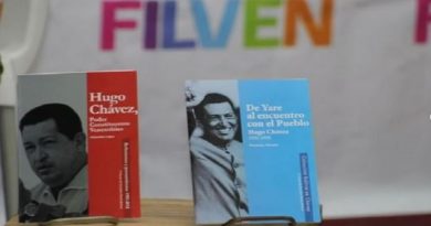 Presentan obras literarias de la vida del Comandante Hugo Chávez en Filven La Guaira
