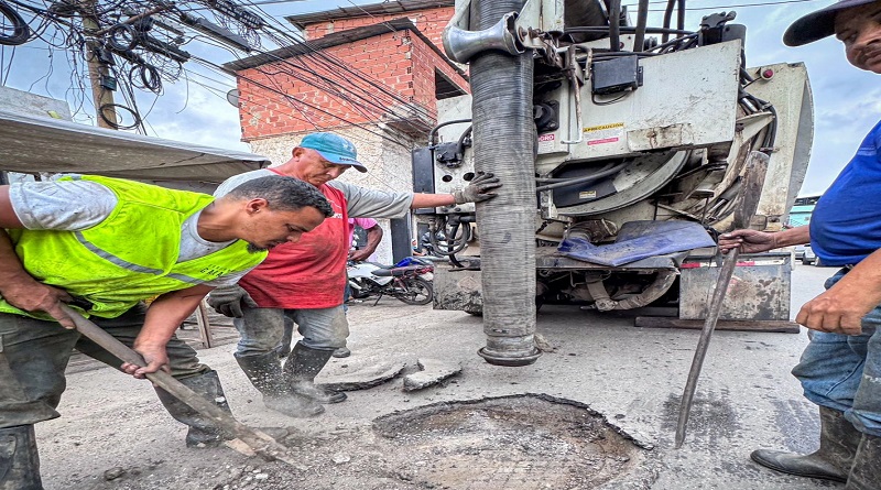 Realizan limpieza de drenajes tras torrenciales lluvias recientes en Caracas