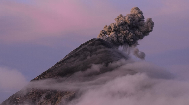 Reportan erupciones fuertes en el volcán de Fuego ubicado en Guatemala