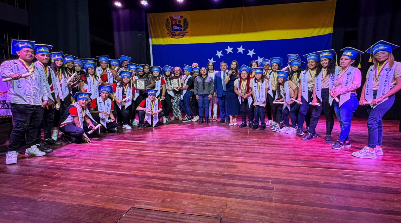 Gradúan a jóvenes caraqueños que se reinsertaron en el sistema educativo