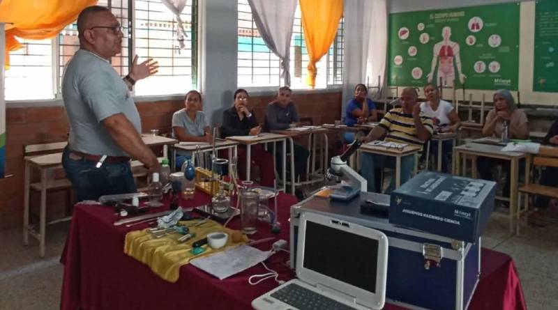 Docentes de Lara participan en jornada de formación científica