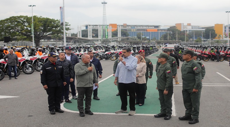 Ejecutivo entrega equipamiento a cuerpos de seguridad que garantizan la paz