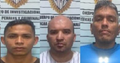 El fiscal general de la República, Tarek William Saab ,informó el pasado domingo sobre la detención de tres sujetos que le propinaron una golpiza al diseñador venezolano, Luis "Braccal" Brito Izaguirre, la cual causó su lamentable deceso. Los implicados fueron identificados como Rhonal Pérez, Azuaje, Carlos Avile Quiaro y Eleazar Graterol Salázar y trabajaban como vigilantes del Centro Comercial Paseo Las Mercedes, ubicado en Caracas. Los detenidos serán imputados por el Ministerio Público (MP) por los delitos de, homicidio intencional calificado por motivo fútil y agavillamiento, adicionalmente, se acordó la respectiva medida privativa de libertad. Se desconoce si el suceso constituye un crimen de odio, debido a la orientación sexual del fallecido diseñador, quien sucumbió ante una hemorragia interna a los pocos días del apaleamiento. La máxima autoridad del MP acotó que siguen las investigaciones para determinar si existen más autores del hecho, asimismo, el ente penal aseguró que se analizan las grabaciones de las cámaras de seguridad del local comercial donde ocurrieron los sucesos, entre otras acciones. Finalmente, el fiscal general William Saab expresó que "terribles sucesos como este no forman parte de la convivencia ciudadana en nuestro país y que serán implacablemente castigados por el Ministerio Publico y las autoridades judiciales venezolanas."