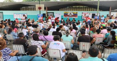 Ministro Prado entrega del certificado de registro a Comuna Luis Arango en Girardot