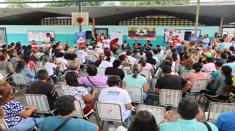 Ministro Prado entrega del certificado de registro a Comuna Luis Arango en Girardot