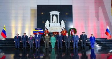 Delegación de Rusia rinde homenaje a Simón Bolívar en el Panteón Nacional