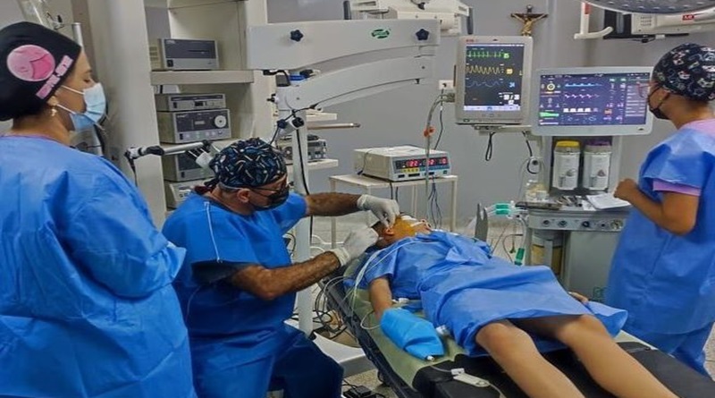 Niños y niñas reciben implantes cocleares en Valencia