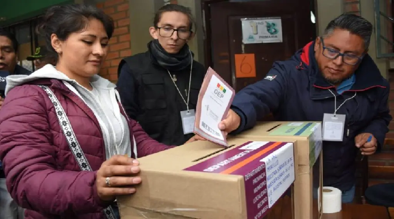 Cierran las mesas electorales en Bolivia