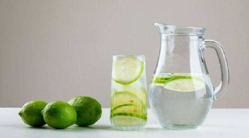¿Para qué sirve tomar agua con limón en ayunas?