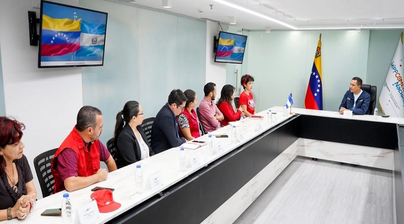 ministro-comercio-sostiene-encuentro-movimiento-salvadoreno-fmln