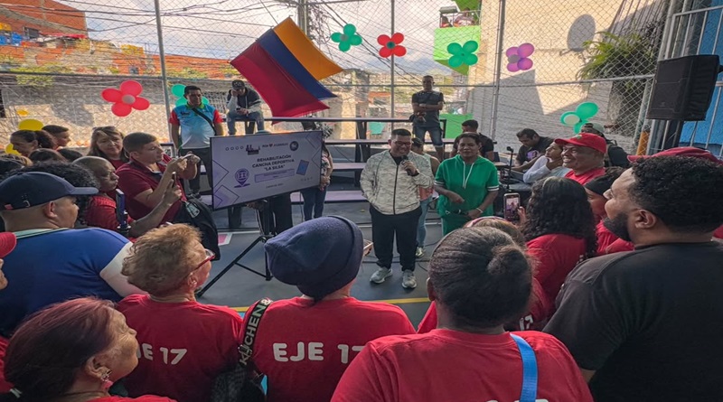 Jóvenes caraqueños disfrutan de nueva cancha en Catia