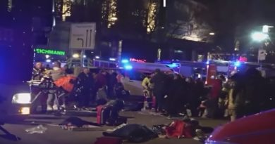 Vehículo atropella a peatones en mercado callejero navideño en Alemania