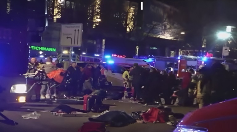 Vehículo atropella a peatones en mercado callejero navideño en Alemania