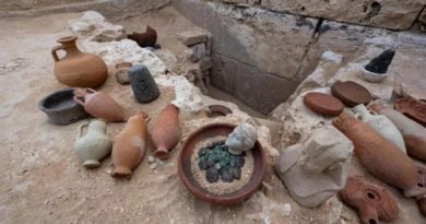 Desentierran artefactos y monedas de Cleopatra en un templo egipcio