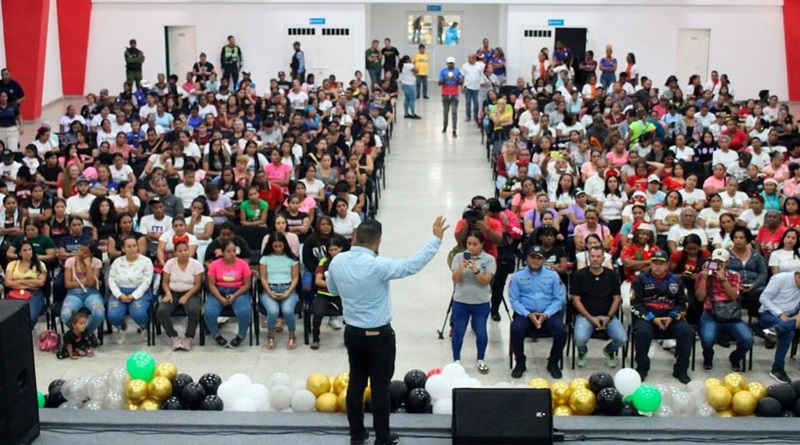 Niños y niñas de La Guaira reciben juguetes del Niño Jesús