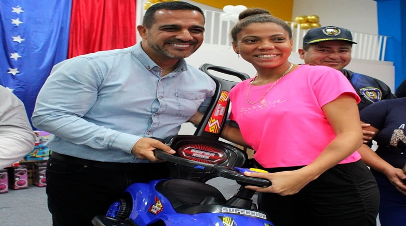 Niños y niñas de La Guaira reciben juguetes del Niño Jesús