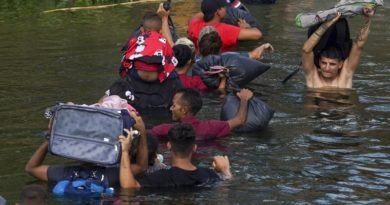 Migrantes cruzan el Río Bravo  (Sputnik Mundo / AP Photo / Fernando Llano)