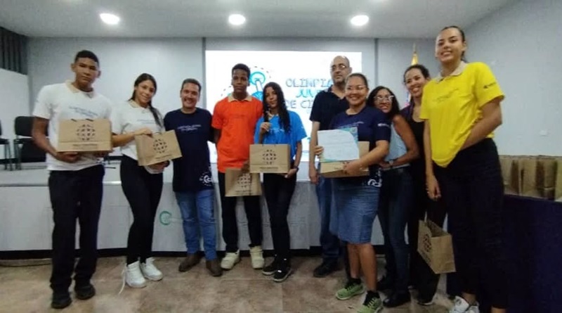 Ganadores de la VI Olimpiada Juvenil de Ciencias premiados en Miranda