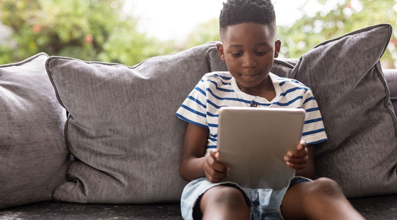 ¿Cómo afecta el uso de pantallas electrónicas a los niños?