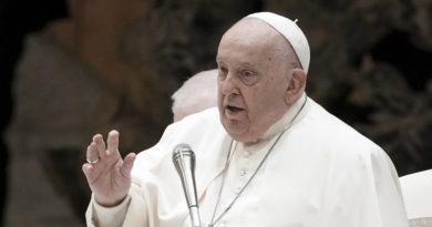 El papa Francisco habla durante un acto en el Vaticano, el 21 de diciembre de 2024.(Andrew Medichini / AP)