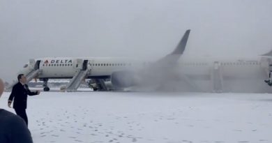 Evacúan un avión en toboganes de emergencia tras un despegue abortado en EE. UU.