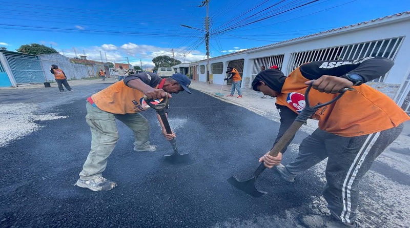 Colocan más de 145 toneladas de asfalto en municipio Los Guayos