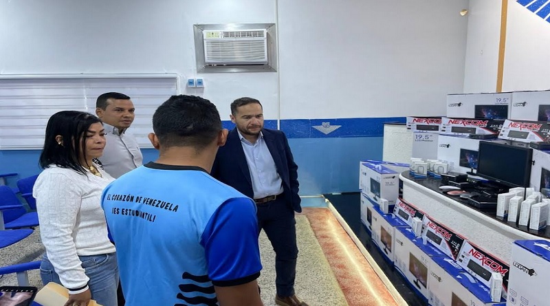 Supervisan trabajos de rehabilitación realizados en la Casona Universitaria