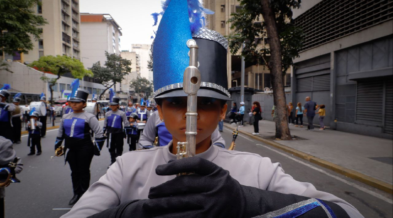 Desfile de bandas marciales en Caracas destaca paz y alegría del pueblo