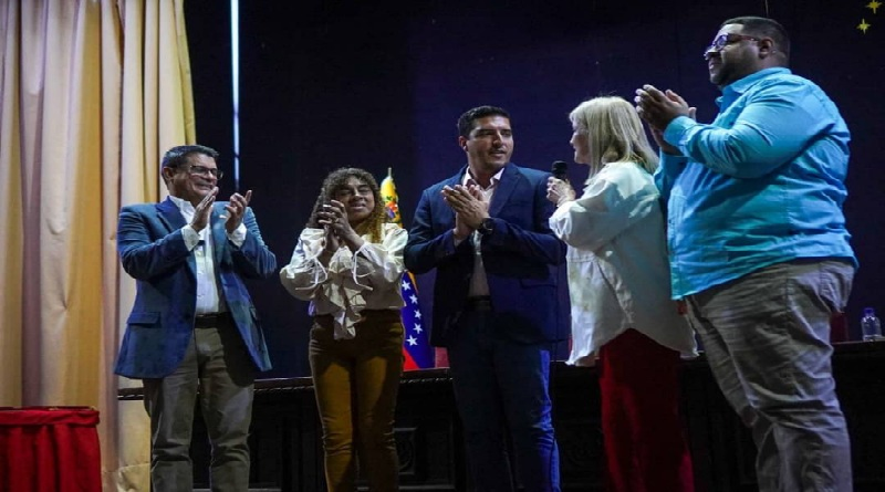 Concejo Municipal de Caracas reconoce destacada labor de maestros y maestras