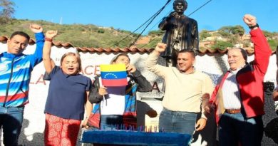 Rinden homenaje a José Martí con develación de estatua en su honor en La Guaira