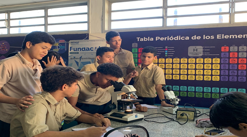 Semilleros Científicos de Carabobo exploran el mundo de la microscopía
