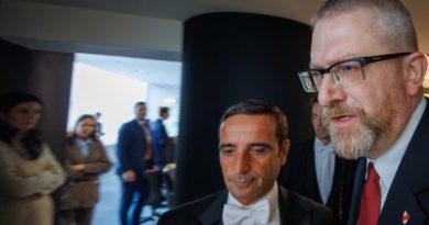 Eurodiputado recuerda genocidio de Israel durante ceremonia por holocausto
