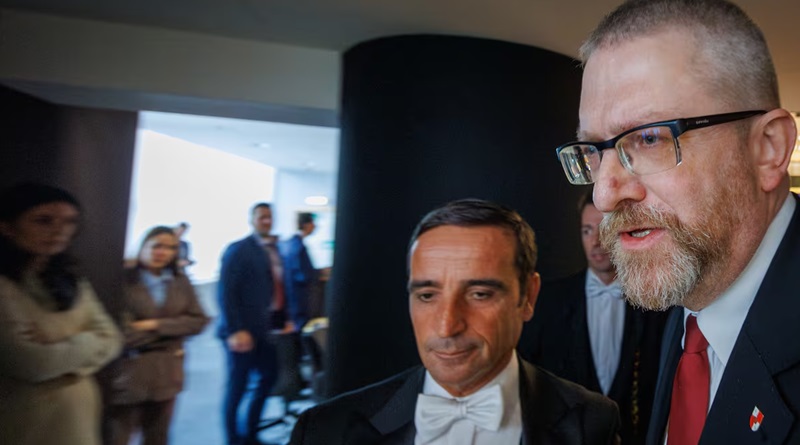 Eurodiputado recuerda genocidio de Israel durante ceremonia por holocausto
