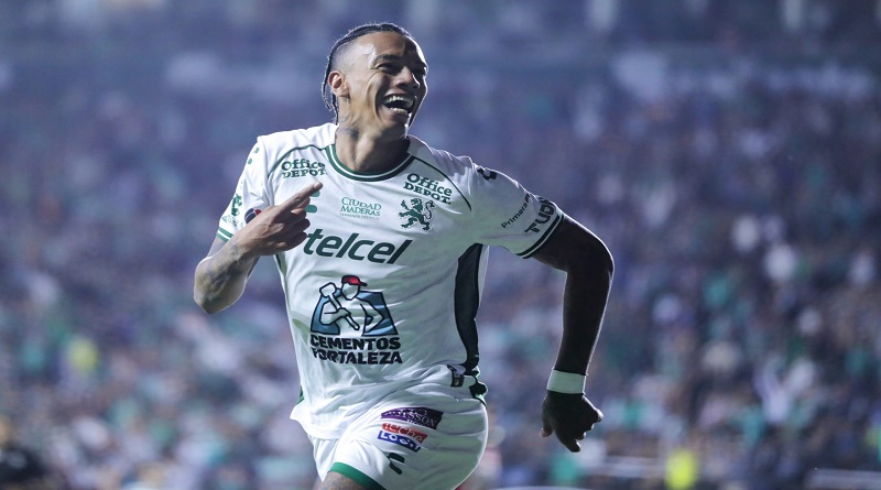 León vence 2-1 a Chivas con doblete de Jhonder Cádiz