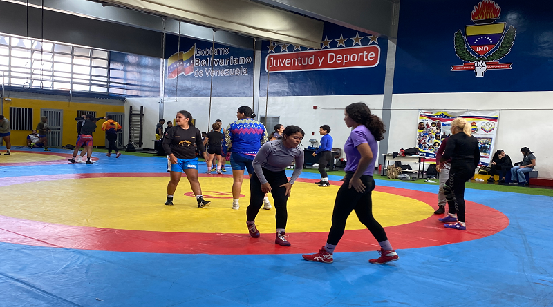 Selección nacional de lucha olímpica se prepara para competencias panamericanas