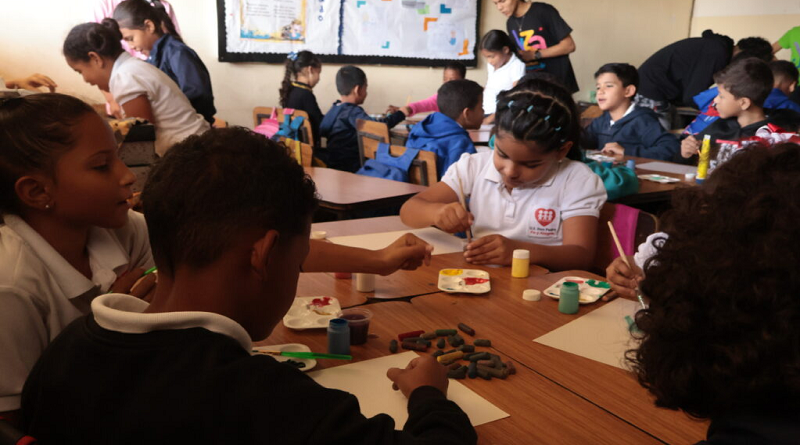 Taller Manuel Cabré “Un viaje por el color” llegó al colegio Don Pedro Fe y Alegría