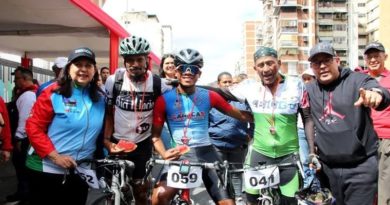 Pueblo venezolano se manifiesta en paz y alegría en avenida Urdaneta de Caracas