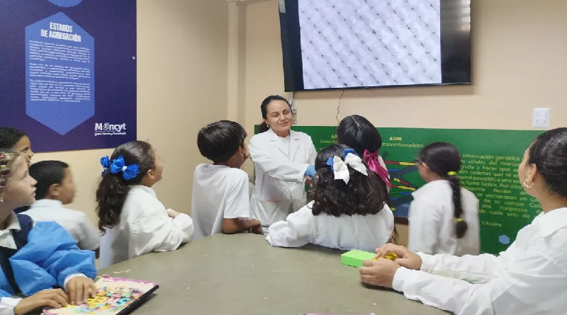 Estudiantes del Zulia exploran la biología mediante el uso de lupa electrónica