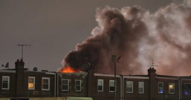 El humo se eleva mientras los socorristas trabajan en la escena después de que un avión se estrellara en Filadelfia, EE.UU., el 31 de enero de 2025. (Matt Rourke / AP)