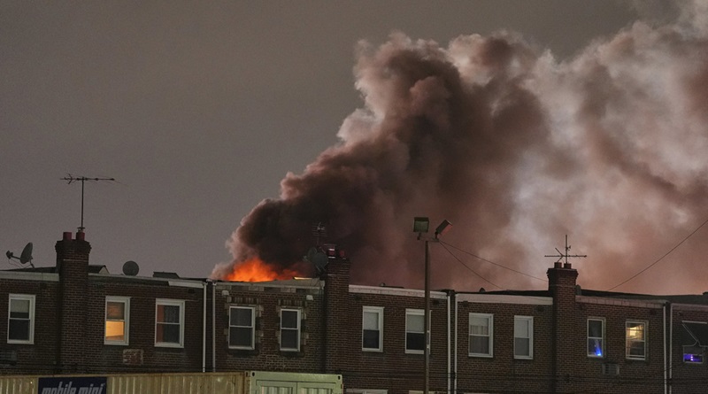 El humo se eleva mientras los socorristas trabajan en la escena después de que un avión se estrellara en Filadelfia, EE.UU., el 31 de enero de 2025. (Matt Rourke / AP)