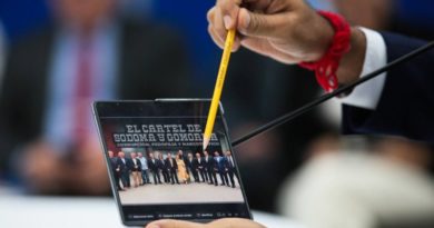Redes sociales se inundan con foto de pedófilos y corruptos que acompañan a Urrutia