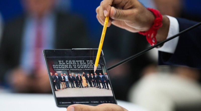 Redes sociales se inundan con foto de pedófilos y corruptos que acompañan a Urrutia