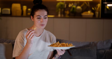 Exceso de comida nocturna afecta a la salud física y emocional