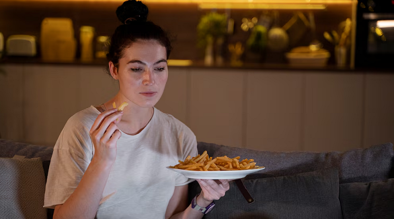 Exceso de comida nocturna afecta a la salud física y emocional
