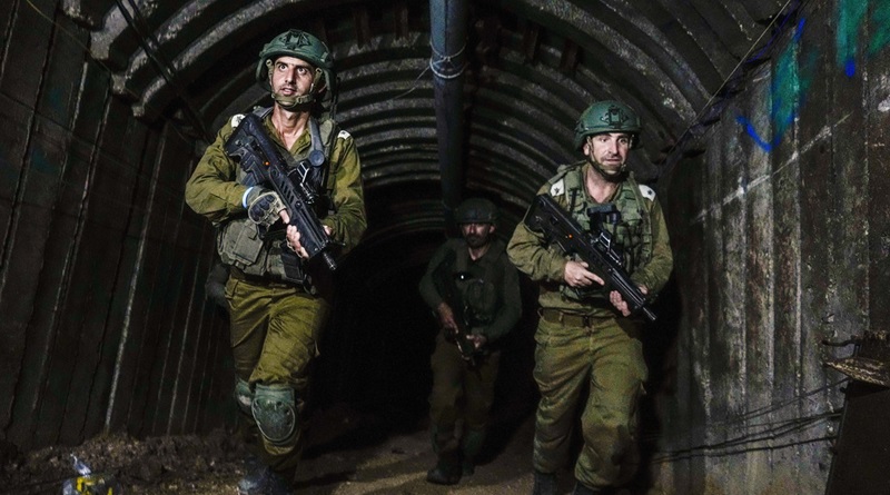 Militares israelíes en un túnel en el norte de la Franja de Gaza, el 15 de diciembre de 2023.(Ariel Schalit / AP)