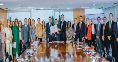 Lula firma ley que prohíbe celulares en escuelas de Brasil