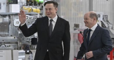 El magnate estadounidense, Elon Mask, y el canciller alemán Olaf Scholz, asisten a la inauguración de la fábrica de Tesla Berlín Brandenburgo en Gruenheide, Alemania, el 22 de marzo de 2022. (Patrick Pleul / Pool / AP)