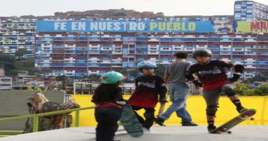 Caraqueños disfrutan Parque de Patinaje Extremo Alí Primera de Catia