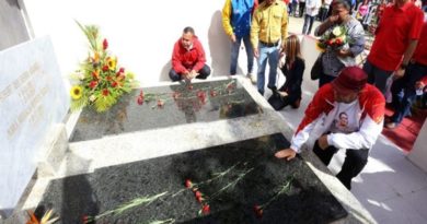 Celebran natalicio de Robert Serra con Ofrenda Floral