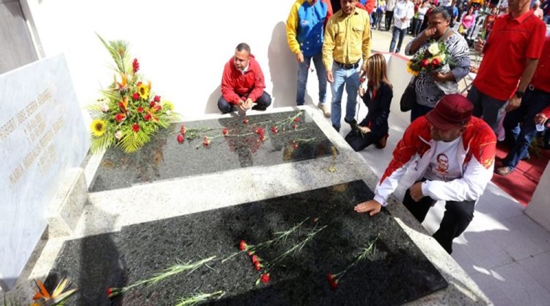 Celebran natalicio de Robert Serra con Ofrenda Floral